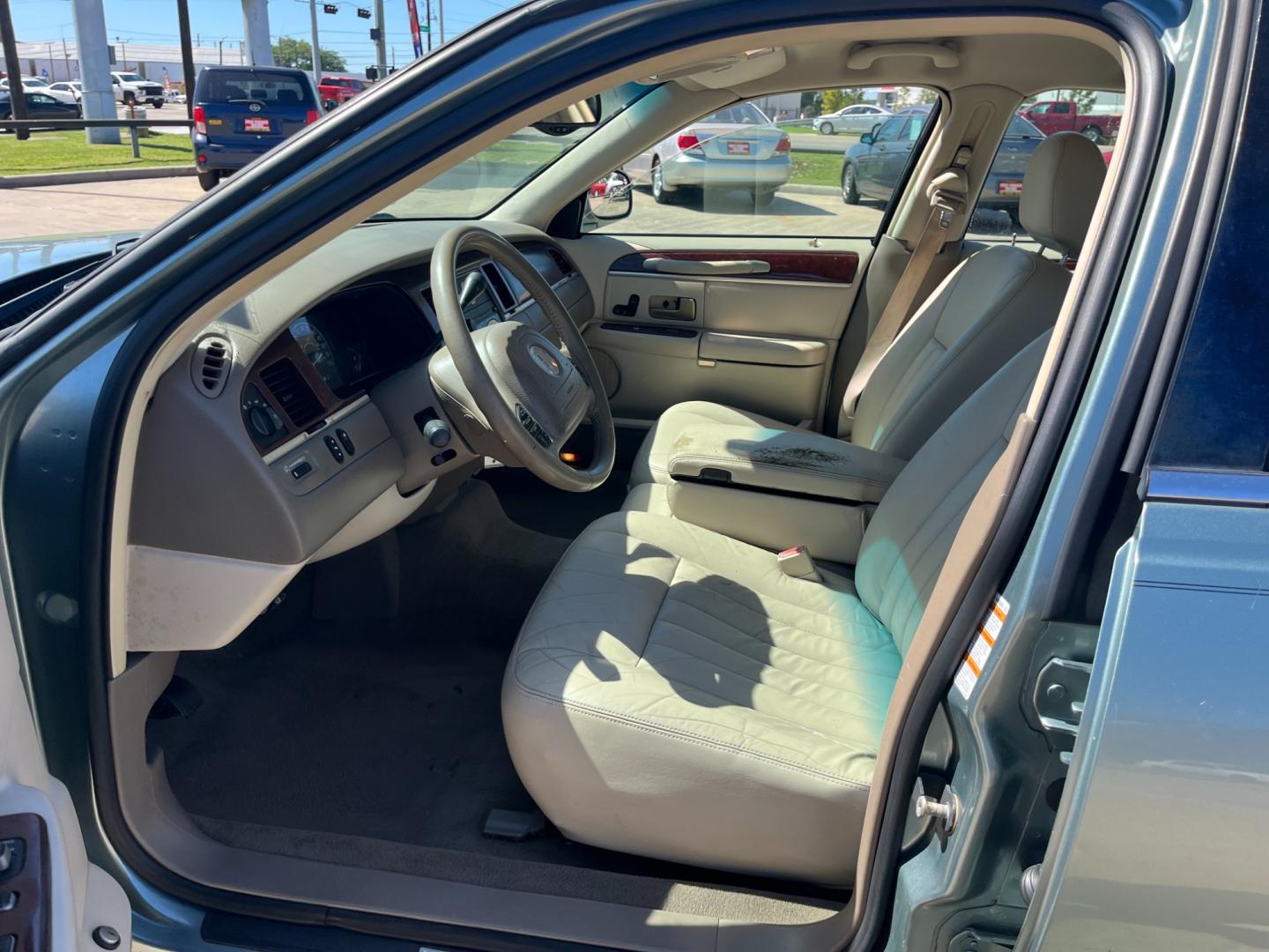 2004 green /TAN Lincoln Town Car Signature (1LNHM81W84Y) with an 4.6L V8 SOHC 16V engine, 4-Speed Automatic Overdrive transmission, located at 14700 Tomball Parkway 249, Houston, TX, 77086, (281) 444-2200, 29.928619, -95.504074 - Photo#8